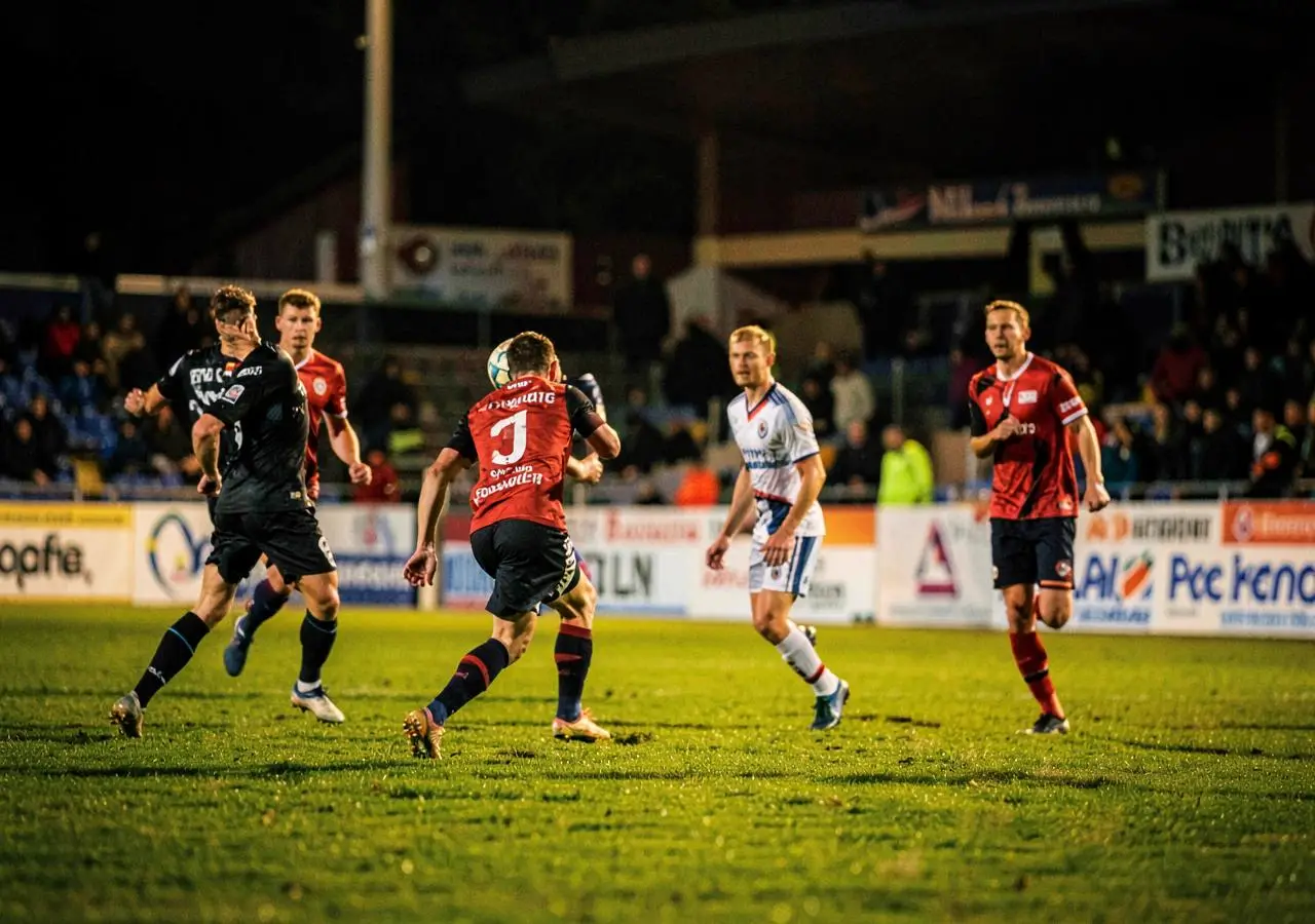 Spielszene einer Partie des FC Liestal im Abendlicht